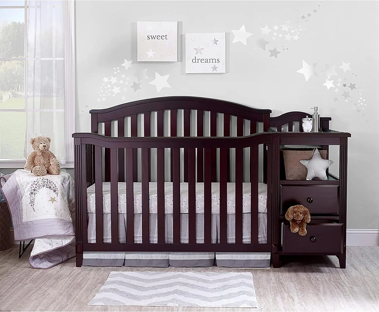 cuarto de bebe con cuna convertible